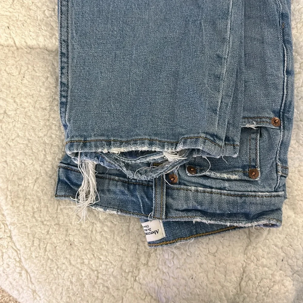 Abercrombie & Fitch Women’s Light Blue Cropped Jeans - Picture 3 of 4